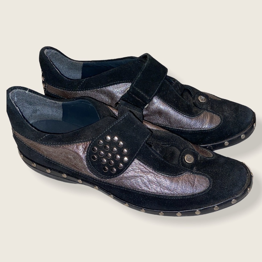 Stuart Weitzman fashion sneakers silver stud embellishment silver/black Size 7